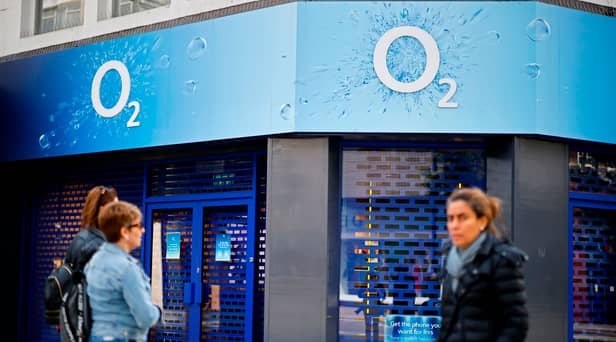 O2 has issued a warning as fraudsters are getting phone contract customers to steal personal details 