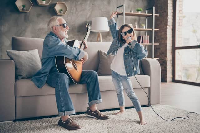 Precious family time while boosting mental health through singing (photo: Shutterstock)