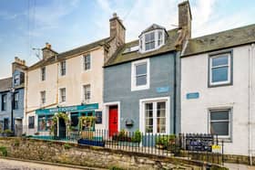 An excellent opportunity has arisen to purchase this rarely available and unique traditional extended mid terraced townhouse situated within the desirable picturesque seaside town of South Queensferry.