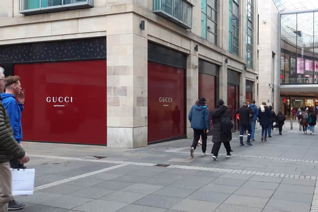 The windows of the two units already display the brand with the message: "Gucci - opening soon".