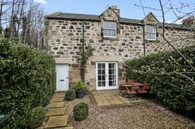 This Beautifully presented End Terraced Villa forms part of this handsome stone-built steading conversion in a quiet position in this popular and mature residential district to the east of the city centre.