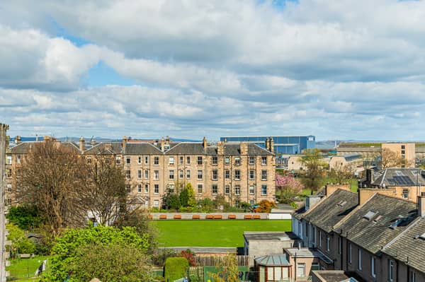This top floor flat offers great views of the surrounding area including the local bowling club, Leith Links and across the Firth of Forth to Fife.