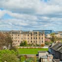 This top floor flat offers great views of the surrounding area including the local bowling club, Leith Links and across the Firth of Forth to Fife.