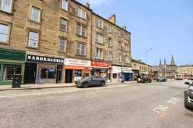 This well-located Edinburgh apartment offers buyers the chance to enjoy city living with everyday convenience on the doorstep.