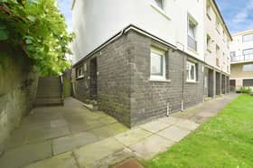 A quiet cul de sac setting introduces this Edinburgh flat, offering buyers a well-connected home close to Wardie Bay