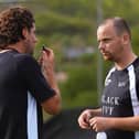 Marink Reedijk in conversation with his trusted lieutenant Rogier Molhoek (Image: HibsTV)