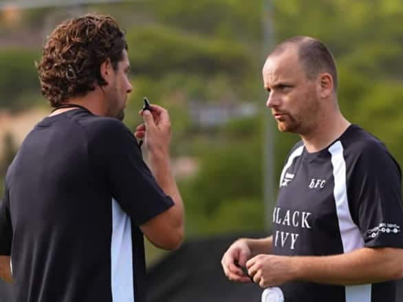 Marink Reedijk in conversation with his trusted lieutenant Rogier Molhoek (Image: HibsTV)