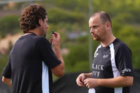 Marink Reedijk in conversation with his trusted lieutenant Rogier Molhoek (Image: HibsTV)