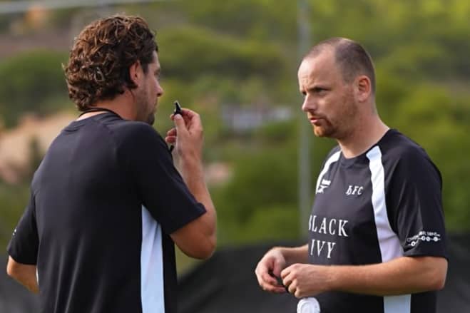 Marink Reedijk in conversation with his trusted lieutenant Rogier Molhoek (Image: HibsTV)