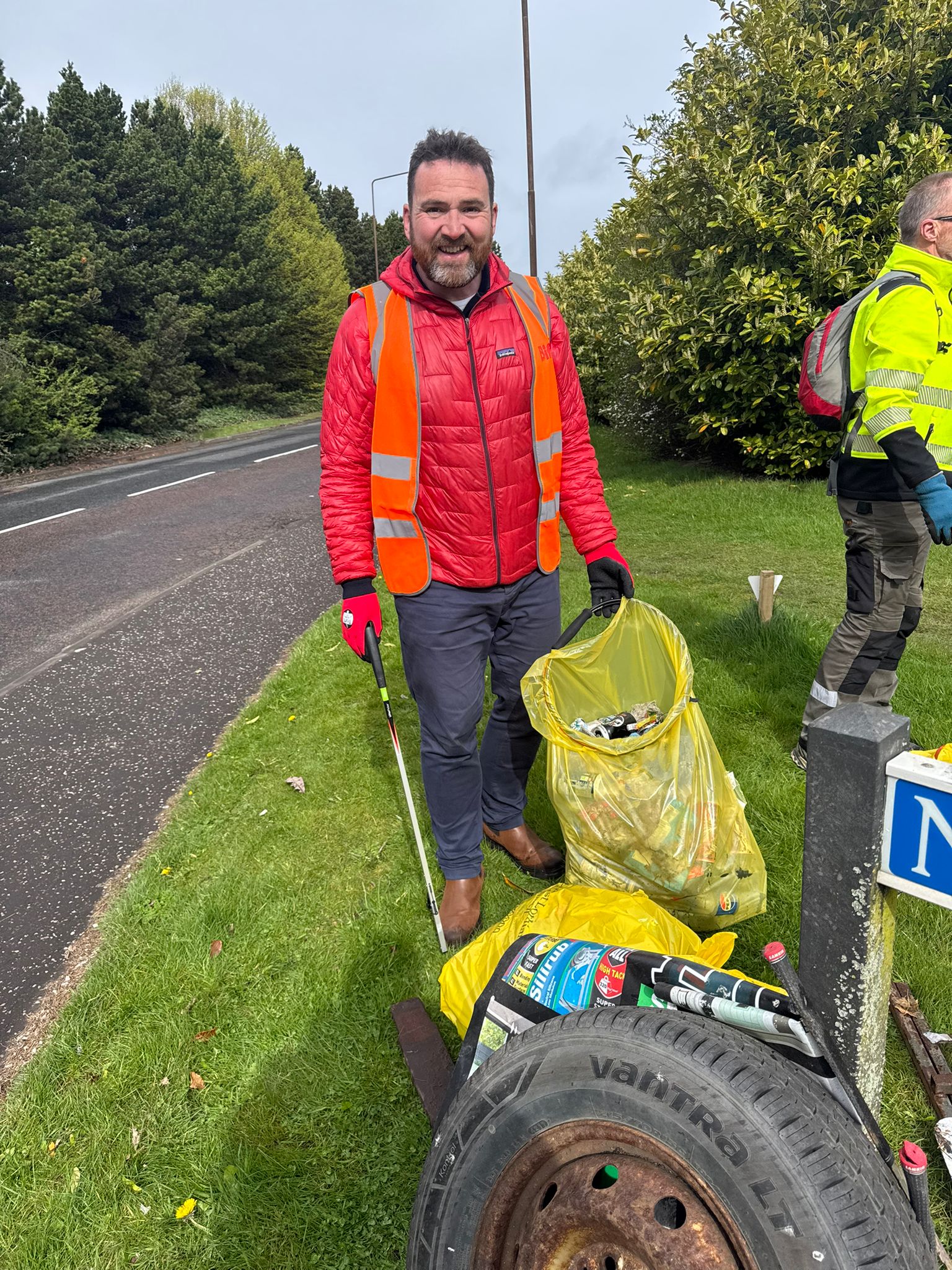 MP joins local volunteers at Spring Clean Scotland effort in West Lothian