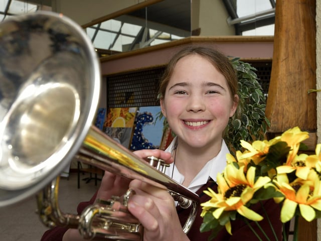 Charlie of Scarborough College ready for her performance.
2209198a