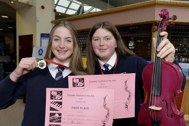 Eskdale School student Emma and Naomi with their awards.
2209198b