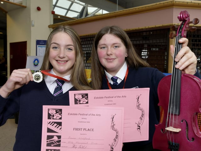 Eskdale School student Emma and Naomi with their awards.
2209198b