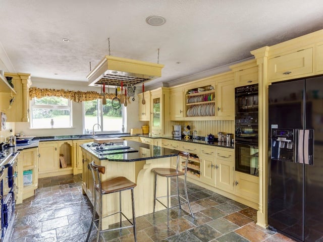 Bashurst Hill, Itchingfield, Horsham, RH13. Photo from Zoopla.