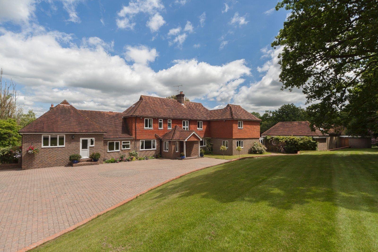 Bashurst Hill, Itchingfield, Horsham, RH13. Photo from Zoopla.