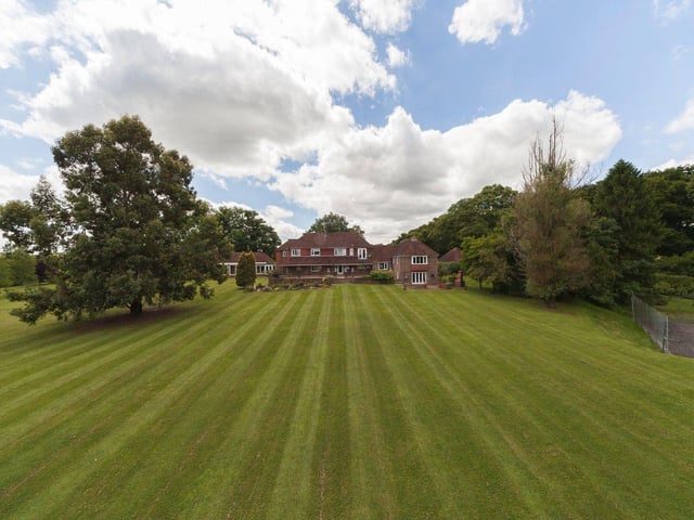 Bashurst Hill, Itchingfield, Horsham, RH13. Photo from Zoopla.