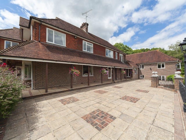 Bashurst Hill, Itchingfield, Horsham, RH13. Photo from Zoopla.