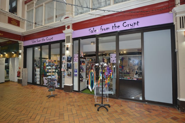 Queens Arcade in Hastings: Sales from the Crypt SUS-220124-131228001