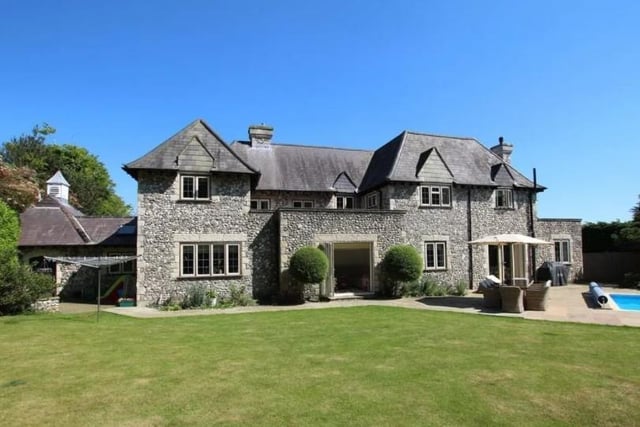 Spacious family home in Friston on the market for £1,800,000 SUS-221002-163933001