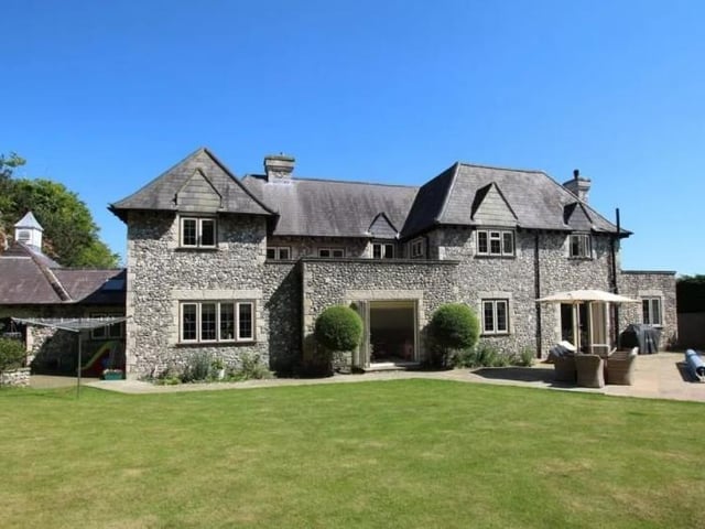 Spacious family home in Friston on the market for £1,800,000 SUS-221002-163933001