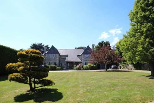 Spacious family home in Friston on the market for £1,800,000 SUS-221002-163943001
