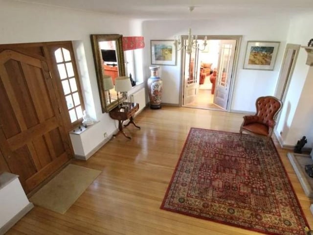 Spacious family home in Friston on the market for £1,800,000 SUS-221002-164033001
