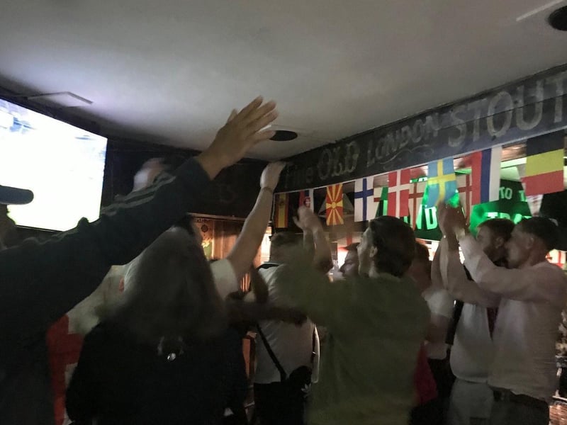 Englands celebrations 3 SUS-210407-101924001