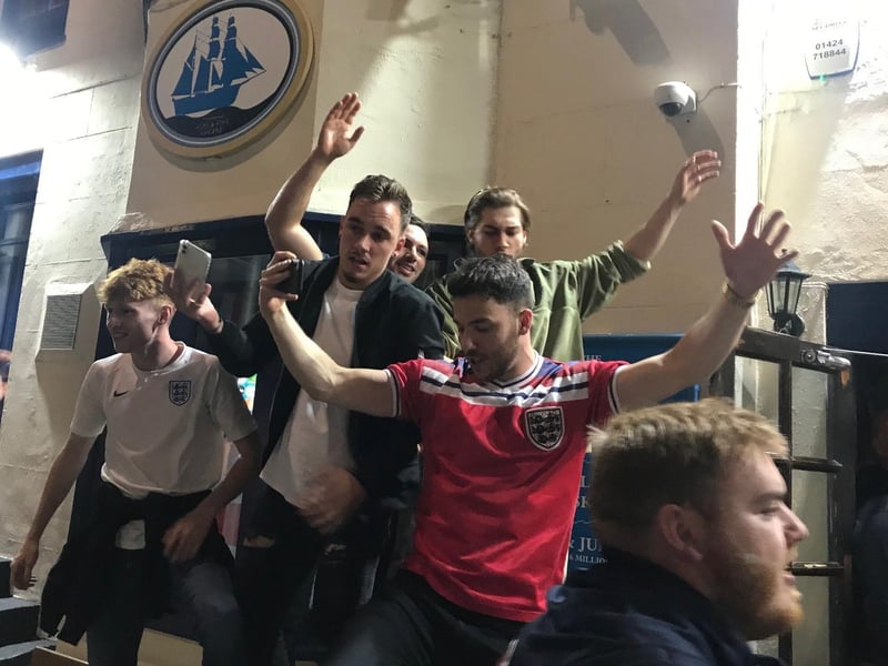 England celebrations 18 SUS-210407-102139001