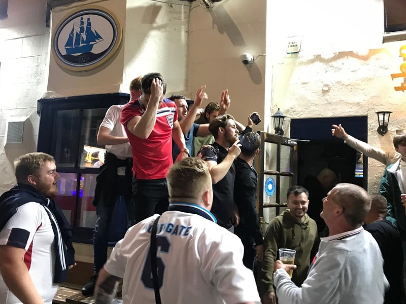 England celebrations 23 SUS-210407-102233001
