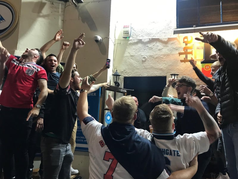 England celebrations 21 SUS-210407-102211001