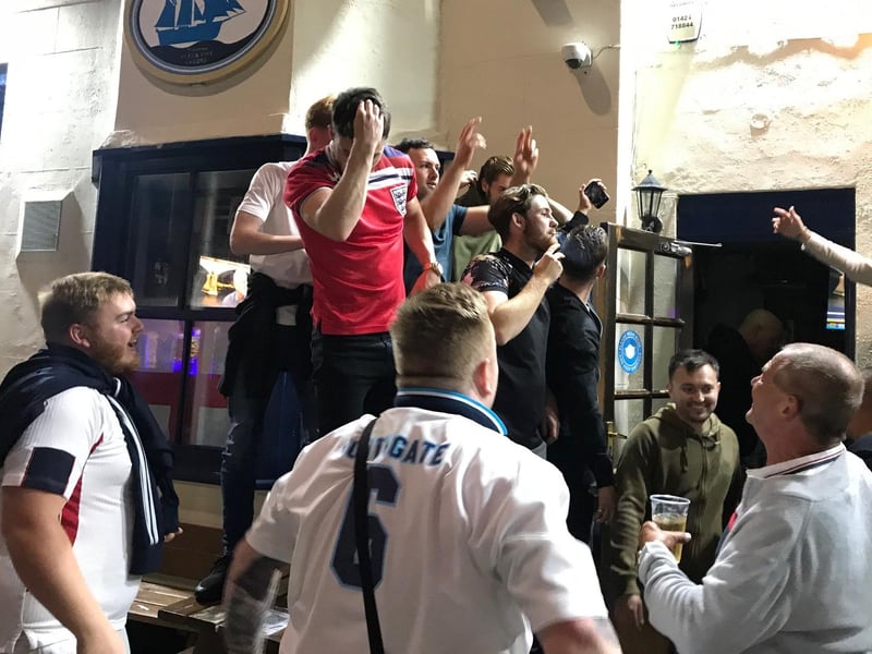 England celebrations 23 SUS-210407-102233001