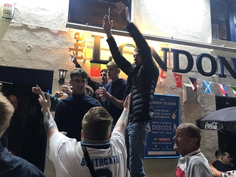 England celebrations 19 SUS-210407-102149001