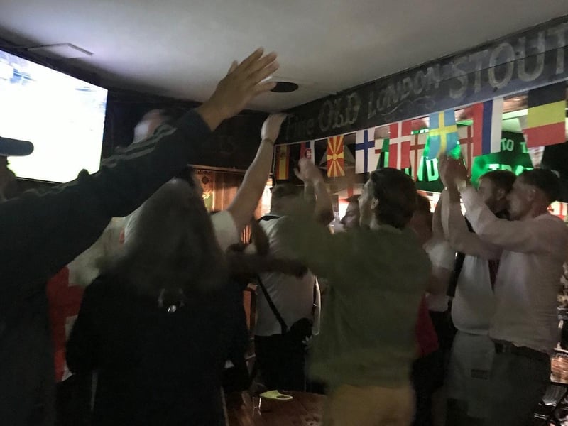 Englands celebrations 3 SUS-210407-101924001