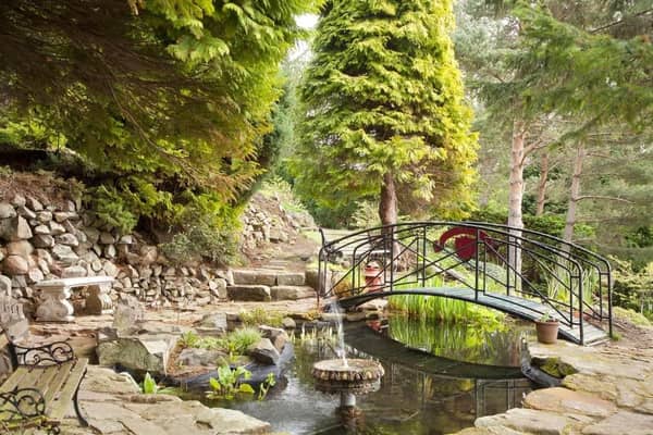 Dr Neil's Garden is one of Edinburgh's best kept secrets. Lying next to Duddingston Kirk the secluded garden has a small pond featuring arched bridge, fountain and seating, making it a peaceful spot and perfect for nature lovers.