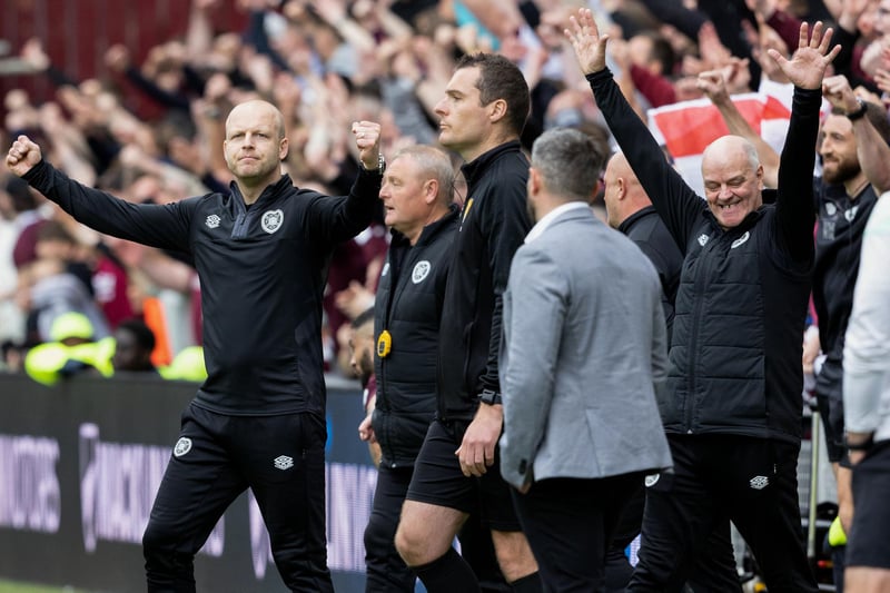 Steven Naismith celebrates the full-time whistle whilst Hibernian manager Lee Johnson watches on
