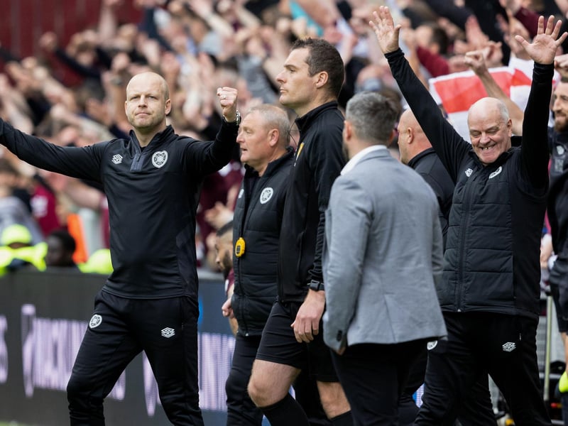Steven Naismith celebrates the full-time whistle whilst Hibernian manager Lee Johnson watches on