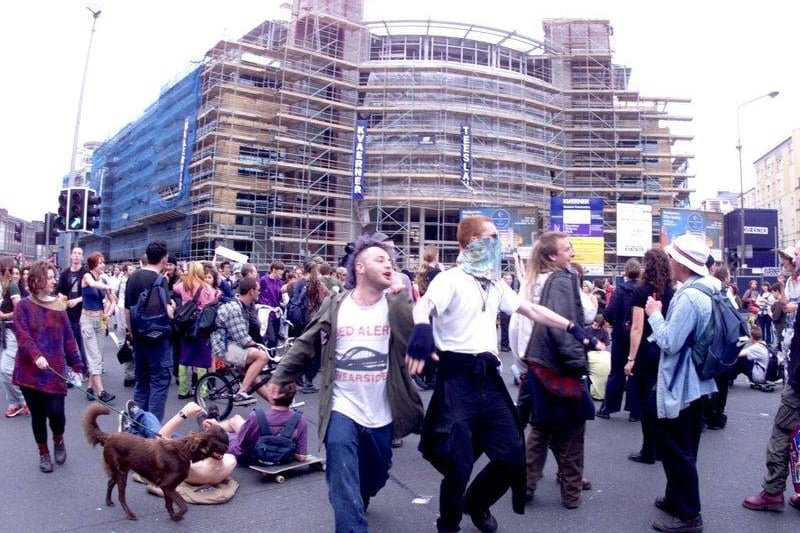 Here you can see the ‘Reclaim the Street’ anti-capitalism demonstration as it hit Tollcross, 17 June 2000.
