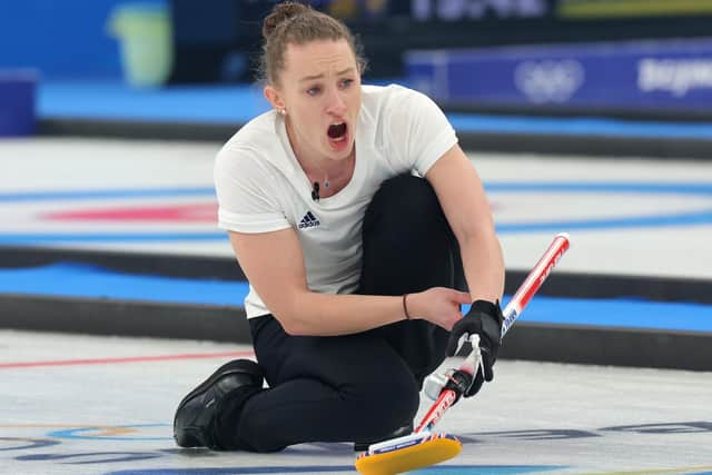 Edinburgh's Jen Dodds has been hailed for her ´strength of character´ to bounce back from disappointment in the mixed doubles with Bruce Mouat to win women's gold