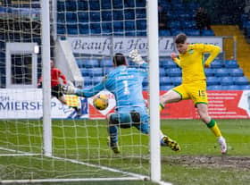 Kevin Nisbet scores Hibs' winning goal in a 2-1 victory over Ross County. Photo by Alan Harvey / SNS Group