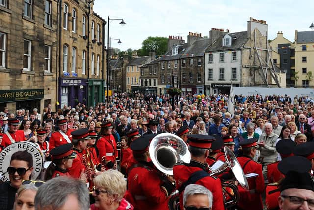 Large crowds in the town centre for the last Linlithgow Marches before Covid, in 2019. Picture Michael Gillen.