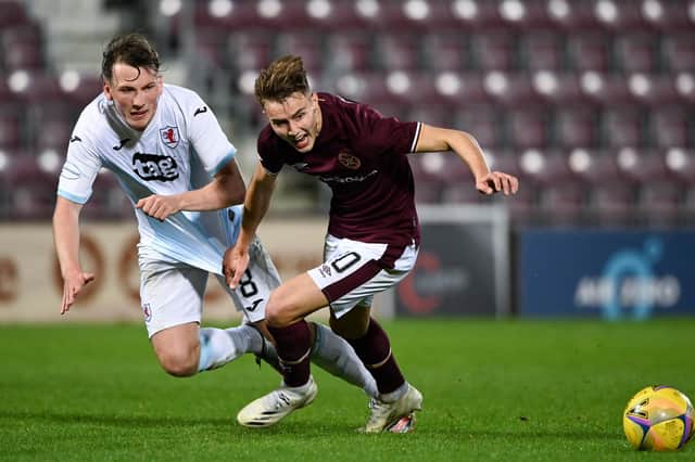 Former Hearts midfielder Harry Cochrane has signed for Queen of the South.