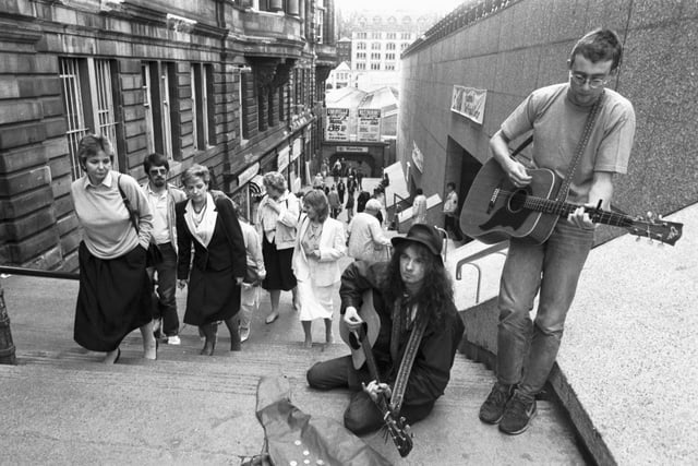Buskers 'Stuart and Simon' on the Waverley Steps in July 1986.