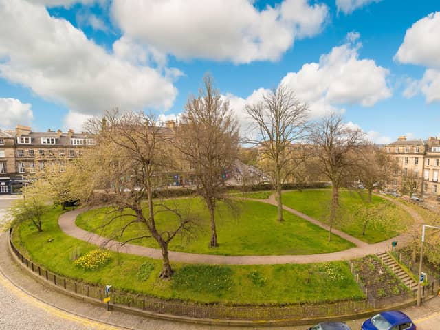 The property overlooks and has private access to Lord Moray's Feu gardens on Randolph Crescent.