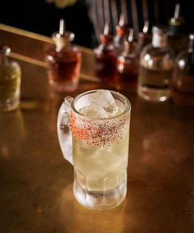 The Ranch Water pays homage to a popular US drink originating from West Texas; mineral and fresh with a gentle agave hum, it’s a carbonated mix of tequila, mezcal, pineapple soda, hopped kombucha, jalapeño salt and agave syrup.