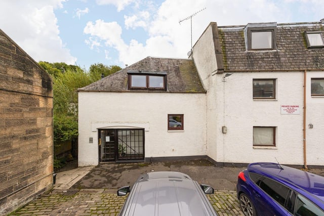 An excellent opportunity has arisen to purchase this attractive, one-bedroom duplex flat forming part of a converted mill, conveniently positioned within the highly regarded Murrayfield district of the city, lying adjacent to the Water of Leith and within easy reach of Edinburgh’s Haymarket and City Centre.