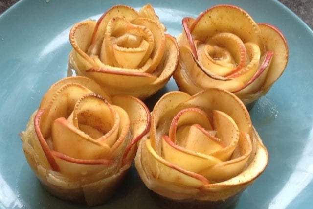 Andrew Hiddleston shared these delicious rose design desserts.