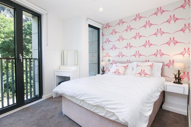 The light and airy bedroom has built in wardrobes and offers stunning views of Edinburgh Castle.