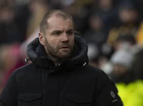Robbie Neilson won for the first time at Easter Road on Sunday as Hearts beat Hibs 3-0.