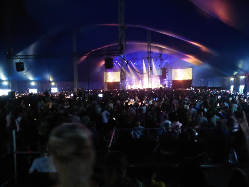 6000 fans packed the big top tent at Leith Links on Saturday night for the first of two sold out concerts this weekend.