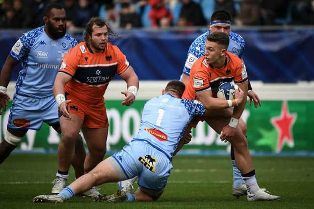 Edinburg fly-half Charlie Savala runs with the ball flanked by pop Pierre Schoeman against Castres. Picture: Valentine Chapuis / Getty